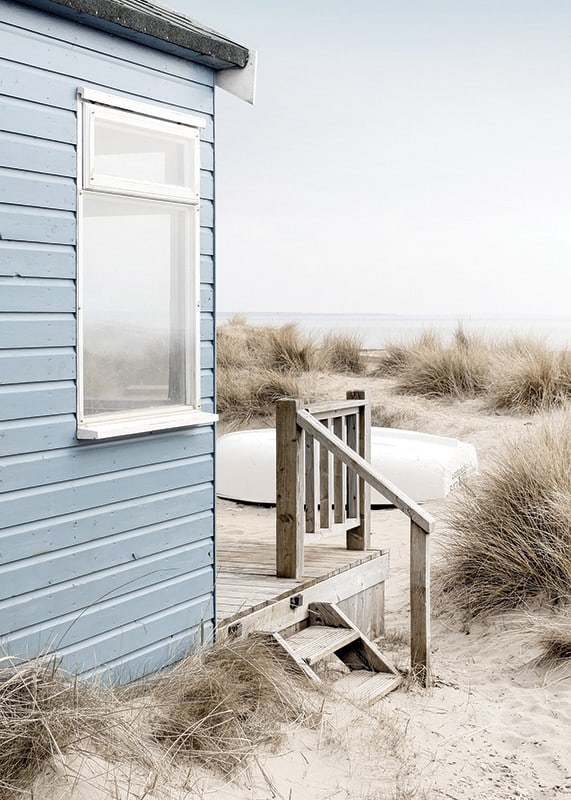 Fotografi av ljusblått strandhus vid sanddyner och torrt gräs-12
