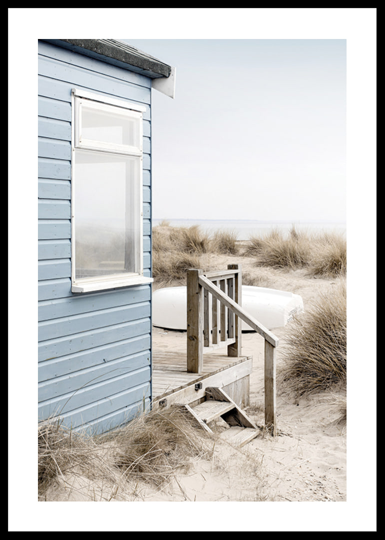 Fotografi av ljusblått strandhus vid sanddyner och torrt gräs-12