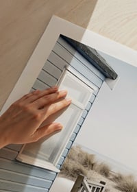 Fotografi av ljusblått strandhus vid sanddyner och torrt gräs-9