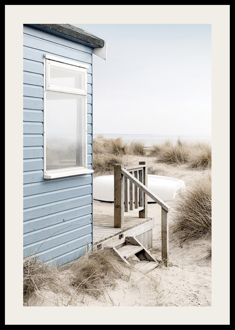 Fotografi av ljusblått strandhus vid sanddyner och torrt gräs-12