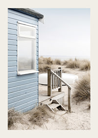 Fotografi av ljusblått strandhus vid sanddyner och torrt gräs-3