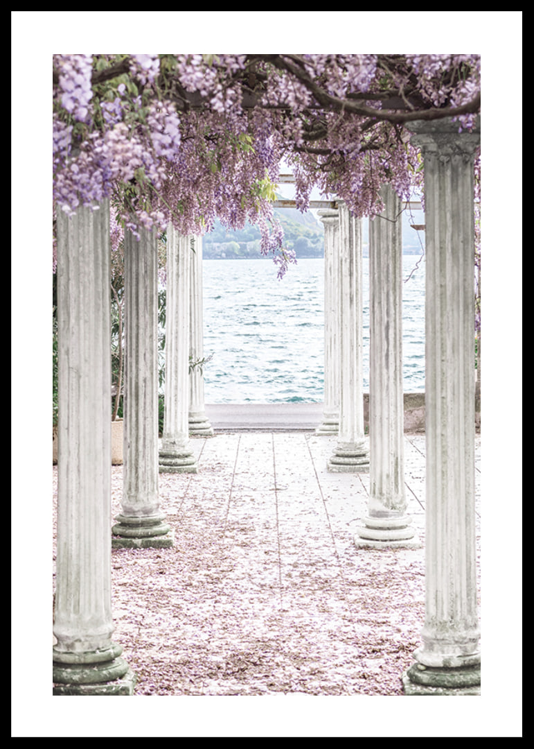 Fotografi av vita pelare täckta av lila blåregnsblommor vid sjö-12