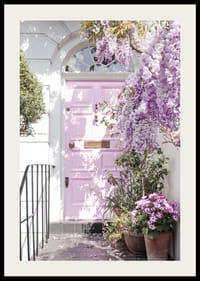 Porta d'ingresso viola chiaro circondata da fiori viola e verde-2