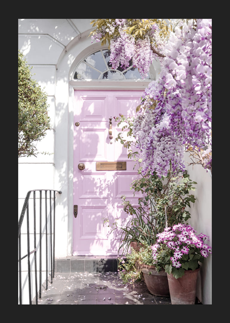 Porta d'ingresso viola chiaro circondata da fiori viola e verde-12