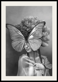 Svart-hvitt portrett av kvinne med sommerfuglmaske og peoner-2