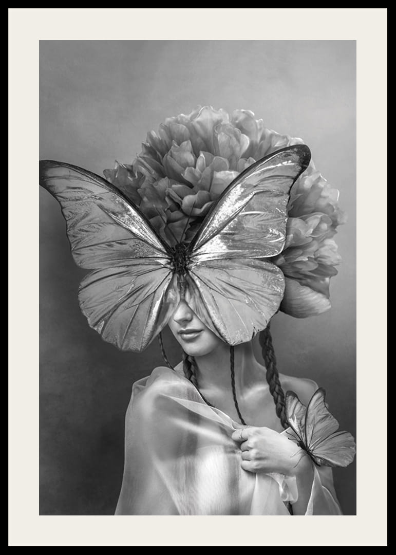 Svart-hvitt portrett av kvinne med sommerfuglmaske og peoner-12