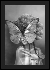 Svart-hvitt portrett av kvinne med sommerfuglmaske og peoner-4
