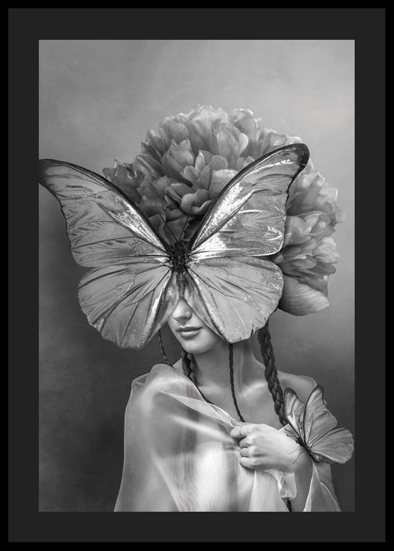Svart-hvitt portrett av kvinne med sommerfuglmaske og peoner-12