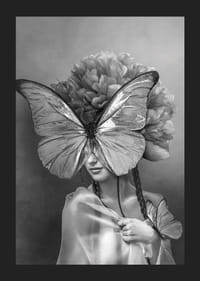 Svart-hvitt portrett av kvinne med sommerfuglmaske og peoner-5