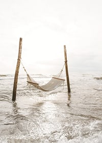 Fotografisk hängmatta uppspänd över vatten vid havsstrand-7