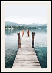 Valokuva laiturista Orta-järvelle päin, taustalla vuoret-2