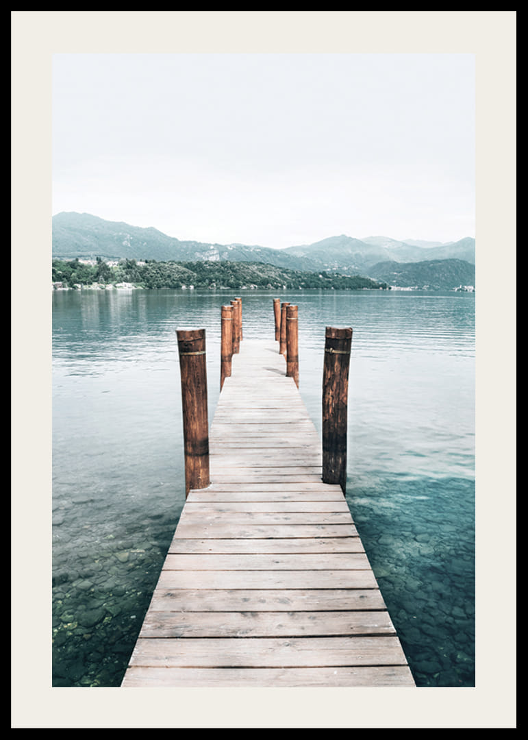 Valokuva laiturista Orta-järvelle päin, taustalla vuoret-12