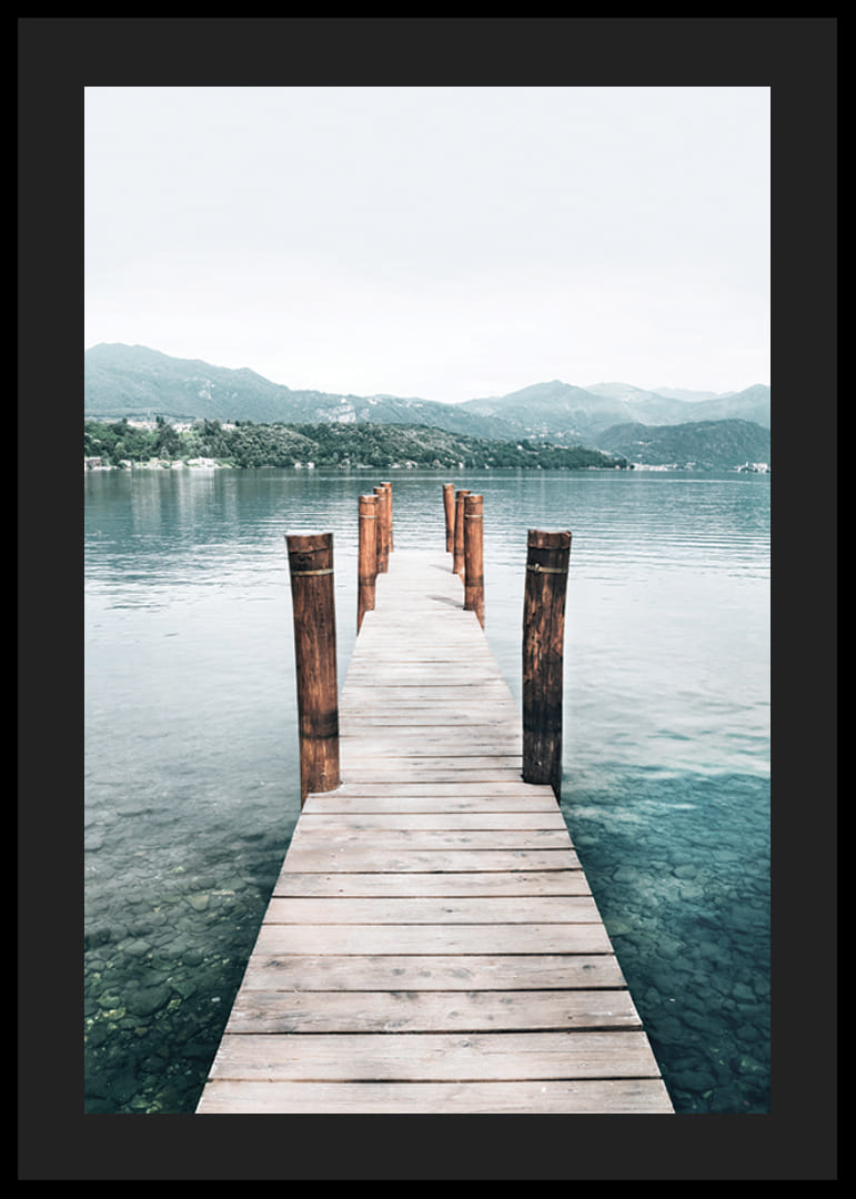 Valokuva laiturista Orta-järvelle päin, taustalla vuoret-12