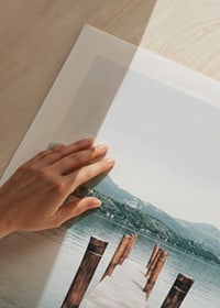 Fotografi af molen ud mod Ortasøen med bjerge i baggrunden-9