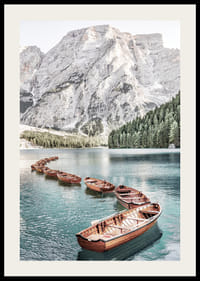 Fotografi av trebåter på turkis vann ved fjell og skog-2