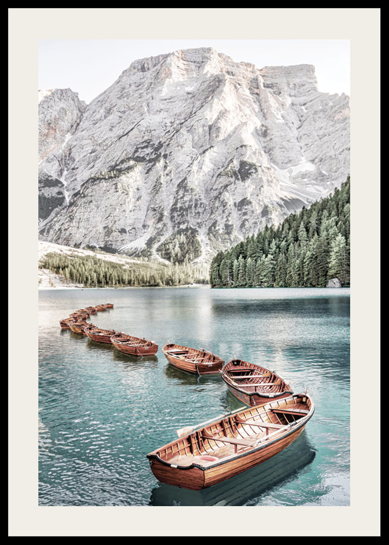 Fotografi av trebåter på turkis vann ved fjell og skog-12