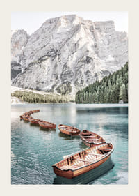 Fotografi av trebåter på turkis vann ved fjell og skog-3