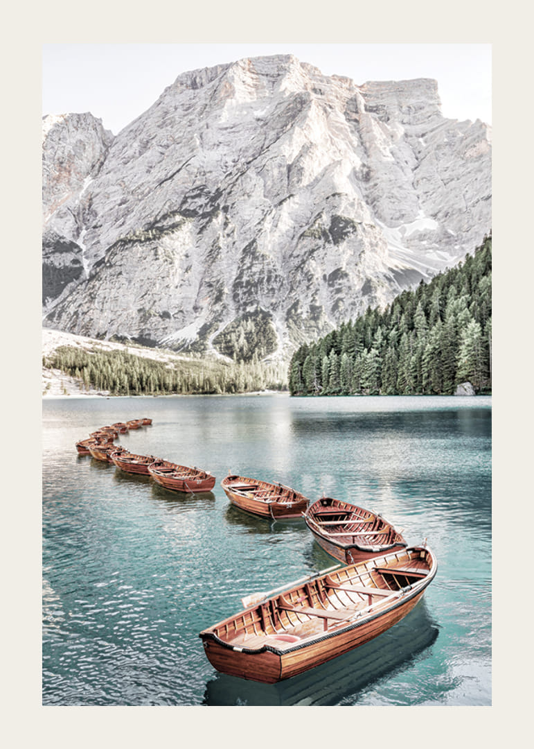 Fotografi av trebåter på turkis vann ved fjell og skog-12