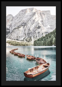 Fotografi av trebåter på turkis vann ved fjell og skog-4