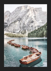 Fotografi av trebåter på turkis vann ved fjell og skog-5