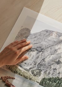 Fotografi av träbåtar på turkost vatten vid berg och skog-9