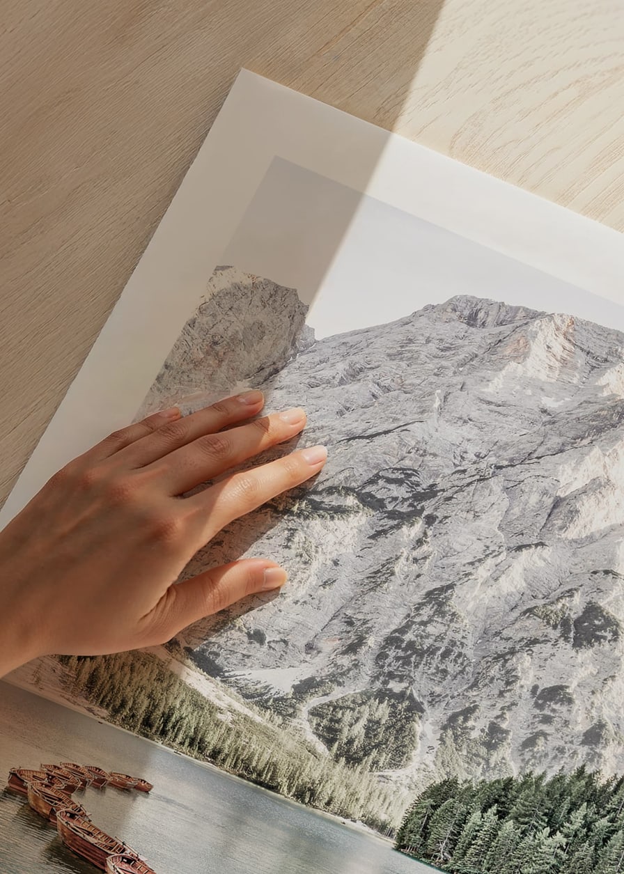 Fotografi av träbåtar på turkost vatten vid berg och skog-12