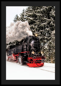 Damplokomotiv trasker gjennom snødekt vinterlandskap, fotografi-4