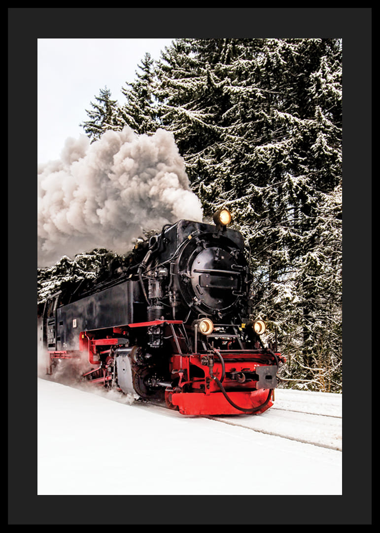 Damplokomotiv trasker gjennom snødekt vinterlandskap, fotografi-12