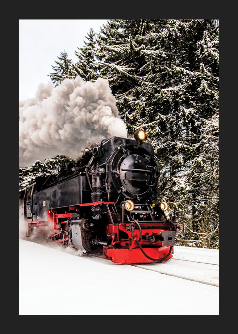 Damplokomotiv trasker gjennom snødekt vinterlandskap, fotografi-12