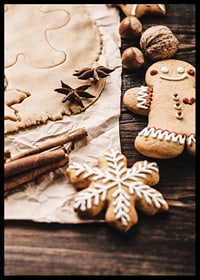 Gros plan sur la pâte à pain d'épices, l'anis étoilé et les biscuits décorés-6