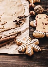 Gros plan sur la pâte à pain d'épices, l'anis étoilé et les biscuits décorés-7