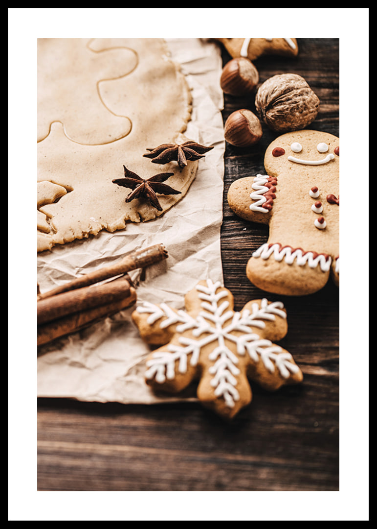 Gros plan sur la pâte à pain d'épices, l'anis étoilé et les biscuits décorés-12