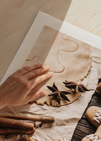 Gros plan sur la pâte à pain d'épices, l'anis étoilé et les biscuits décorés-9