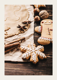 Nærbillede af peberkagedej, stjerneanis og dekorerede småkager-3