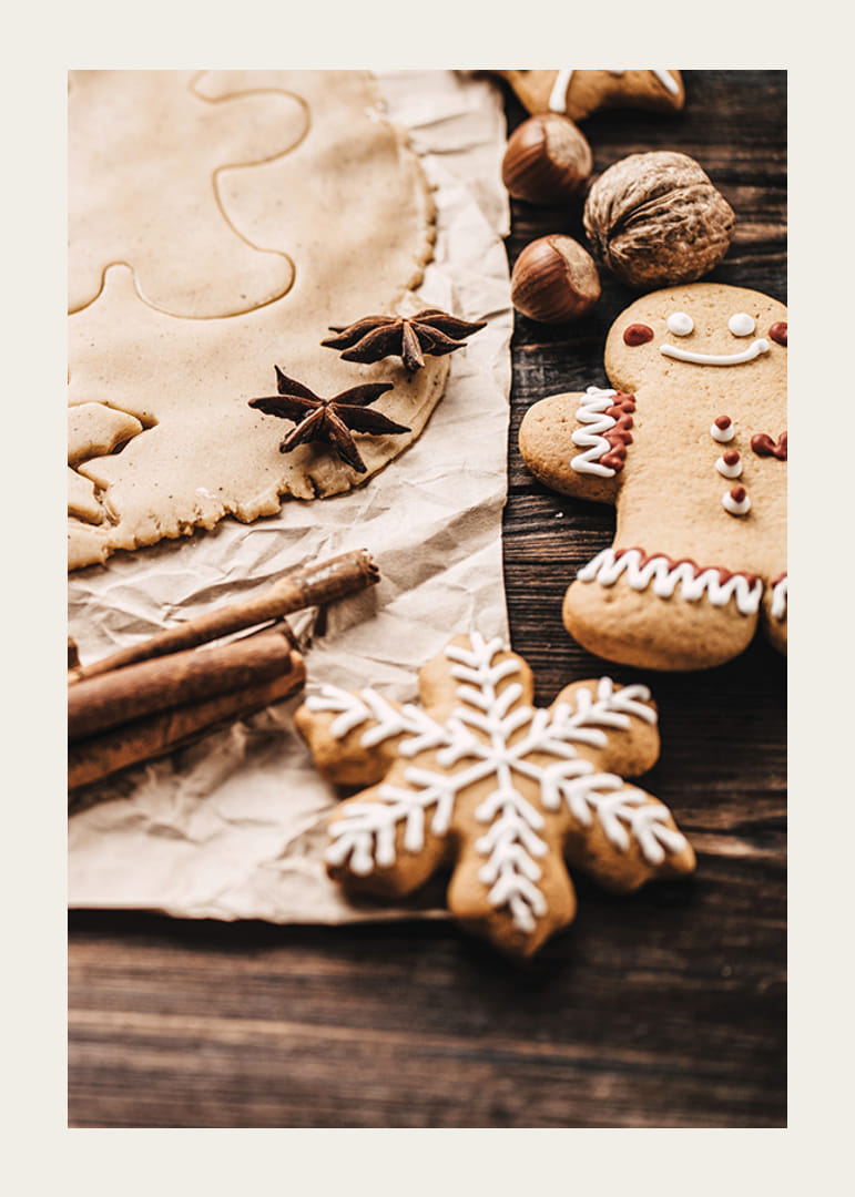 Nærbillede af peberkagedej, stjerneanis og dekorerede småkager-12