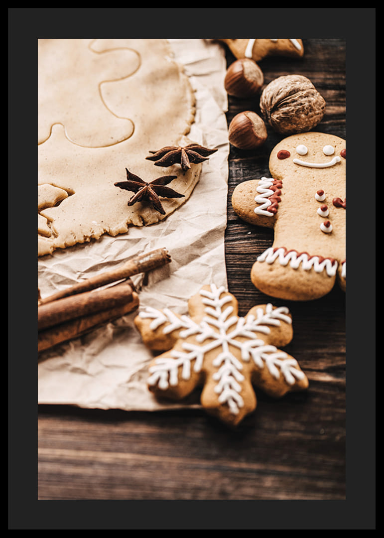 Nærbillede af peberkagedej, stjerneanis og dekorerede småkager-12