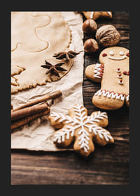 Nærbillede af peberkagedej, stjerneanis og dekorerede småkager-5