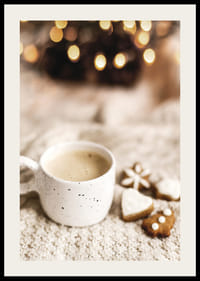 Zbliżenie filiżanki kawy i pierniczków na dzianinowym kocu-2