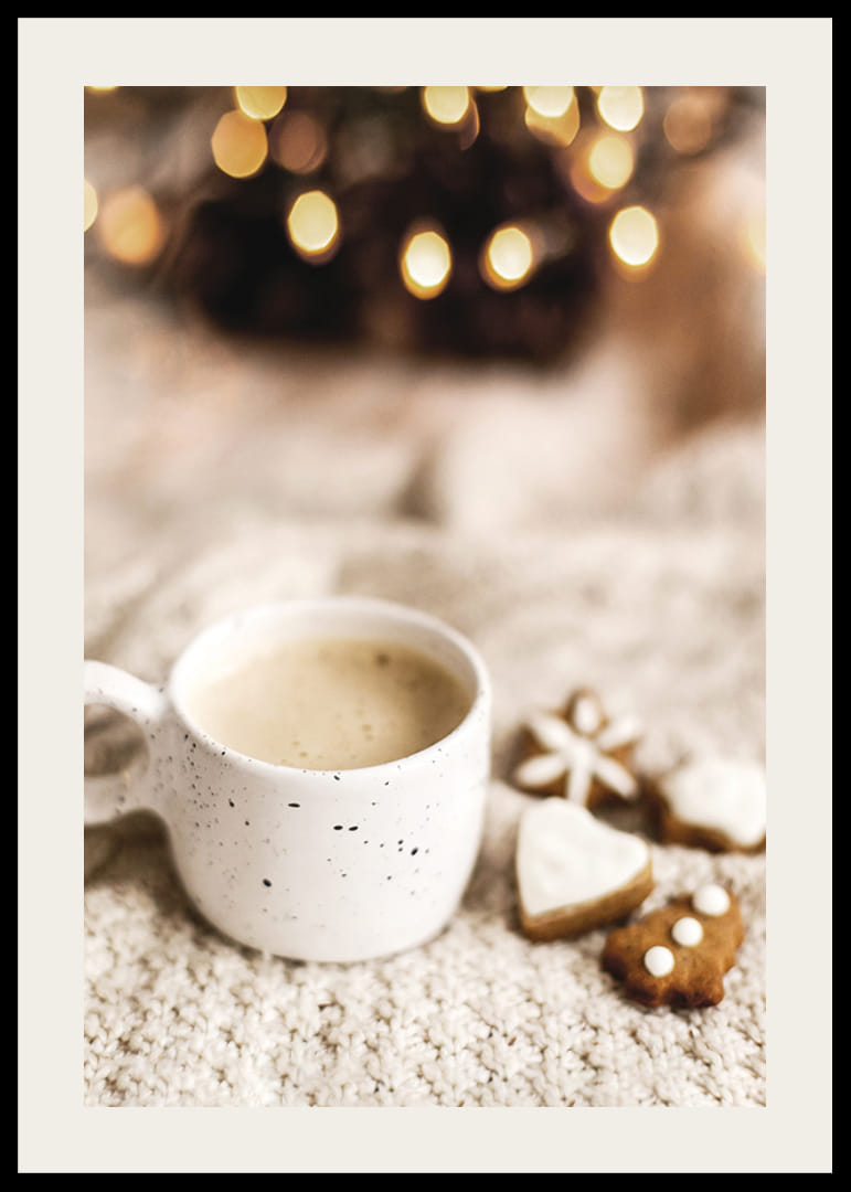 Zbliżenie filiżanki kawy i pierniczków na dzianinowym kocu-12