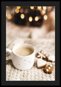 Zbliżenie filiżanki kawy i pierniczków na dzianinowym kocu-4