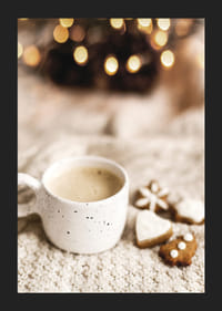 Zbliżenie filiżanki kawy i pierniczków na dzianinowym kocu-5