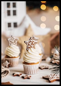 Cupcakes avec glaçage blanc et biscuits en pain d'épices en forme d'étoile-6