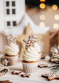 Cupcakes avec glaçage blanc et biscuits en pain d'épices en forme d'étoile-7