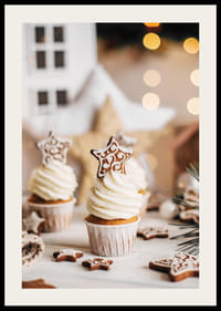 Cupcakes mit weißem Frosting und Lebkuchensternen-2