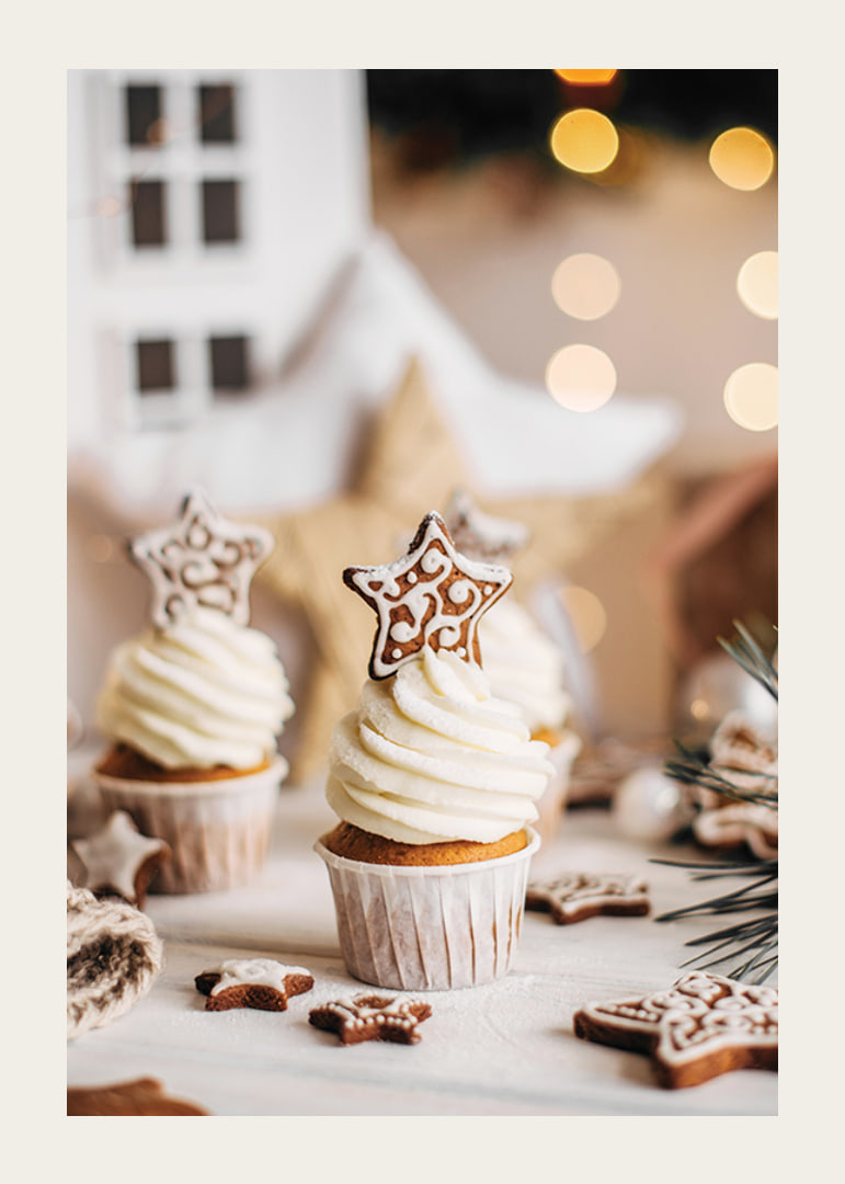 Cupcakes avec glaçage blanc et biscuits en pain d'épices en forme d'étoile-12