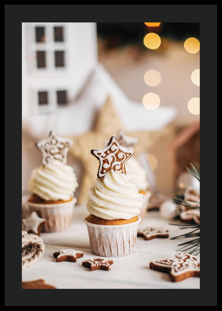 Cupcakes avec glaçage blanc et biscuits en pain d'épices en forme d'étoile-12