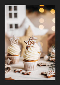 Cupcakes mit weißem Frosting und Lebkuchensternen-5