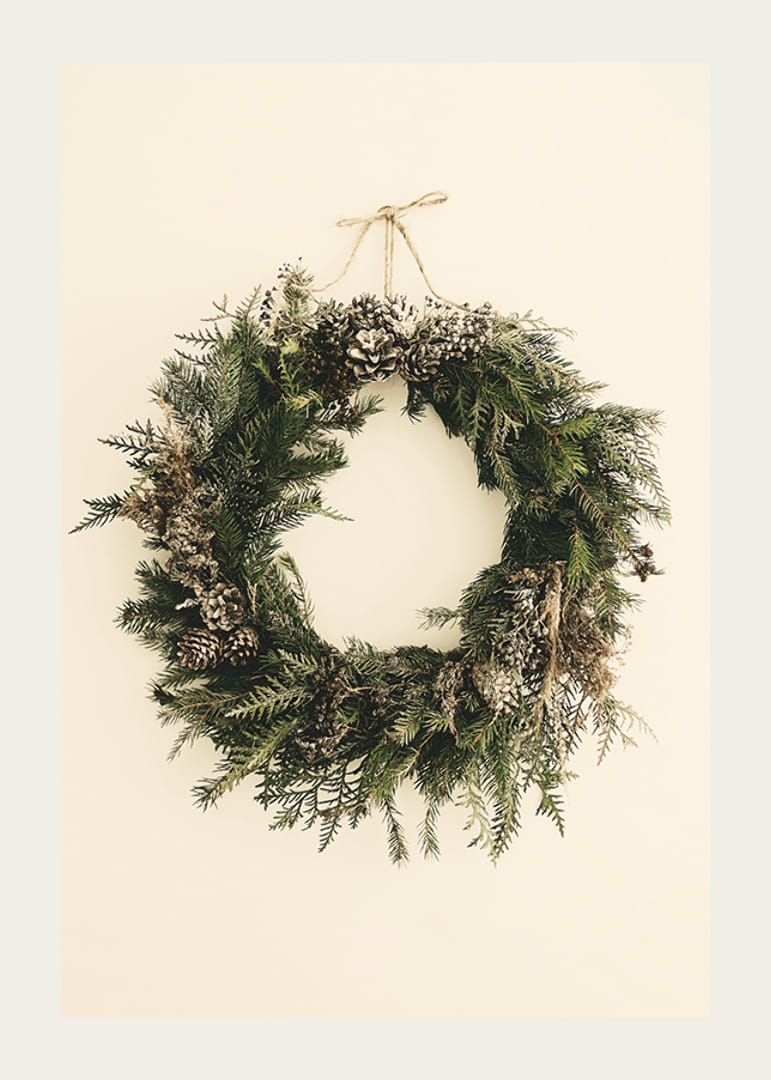 Žalios Kalėdų vainiko su pušies kankorėžiais smėlio spalvos fone nuotrauka-12