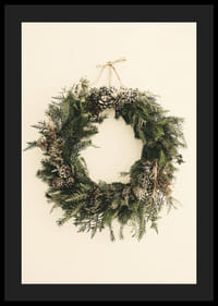 Žalios Kalėdų vainiko su pušies kankorėžiais smėlio spalvos fone nuotrauka-4