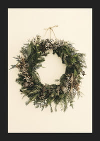 Žalios Kalėdų vainiko su pušies kankorėžiais smėlio spalvos fone nuotrauka-5